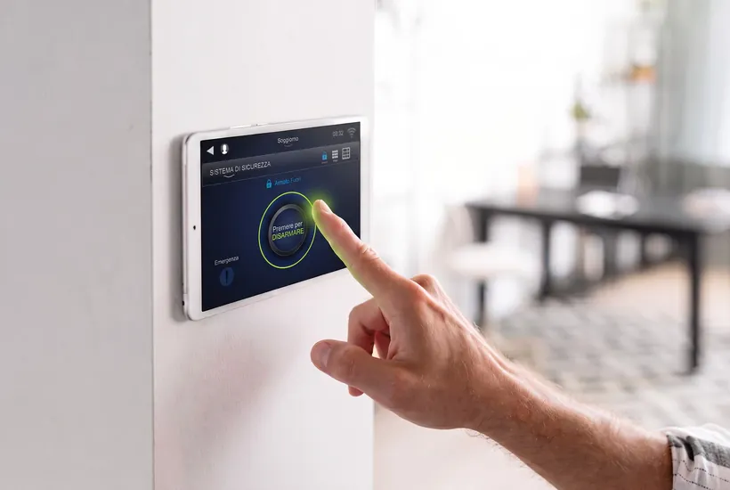Sistema di allarme controllato da uno schermo touch